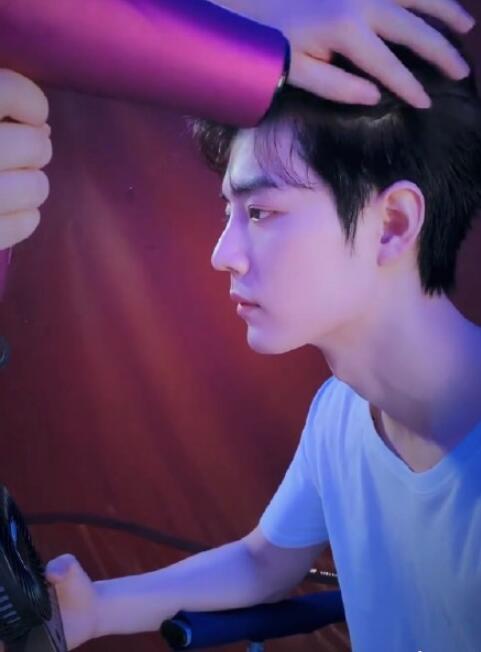 肖战|肖战让咖啡店变水族馆，拉花师傅表情超搞笑，粉丝按照他走过路线打卡好有爱