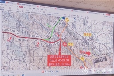 高速公路和规划中的宣富高速公路,经大河镇,营上镇,竹园镇进入罗平县