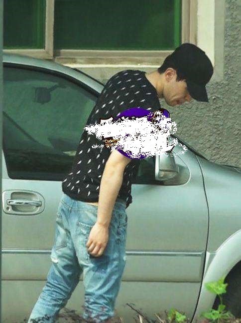 赵丽颖扒拉菜,盘点明星的不文明行为,张一山居然随地大小便!