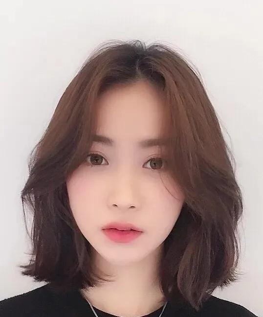 要说女性什么样的发型最显知性,非中分齐肩短发莫属.