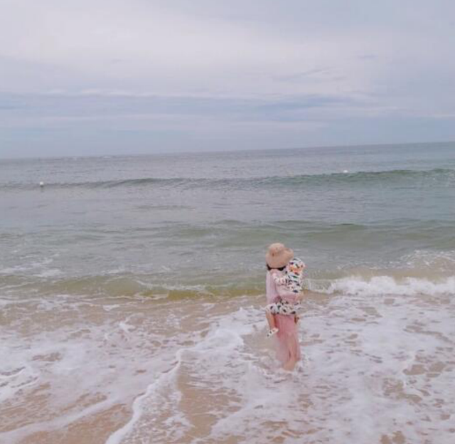 蔡琳|蔡琳带2岁儿子海边戏水，与高梓淇2年未互动，昔日恩爱动态早删光