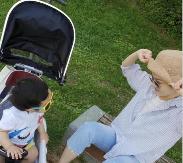 蔡琳|蔡琳带2岁儿子海边戏水，与高梓淇2年未互动，昔日恩爱动态早删光