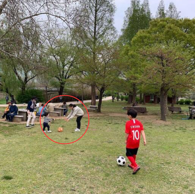 蔡琳|蔡琳带2岁儿子海边戏水，与高梓淇2年未互动，昔日恩爱动态早删光