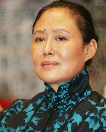 斯琴高娃:惨遭8年家暴,亲历儿子入狱!如今身坐轮椅重获新生