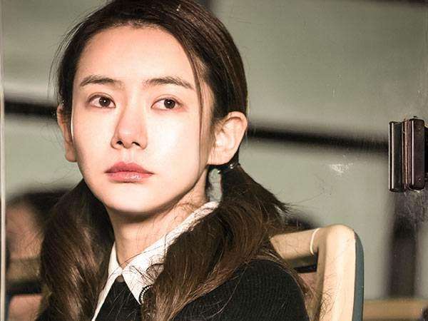 参加《向往的生活》时,戚薇谈到这件事自己调侃"我双眼皮不是割的嘛