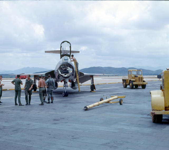 画面上的这架破损战斗机,是1967年越南战争期间,美国空军第460侦察