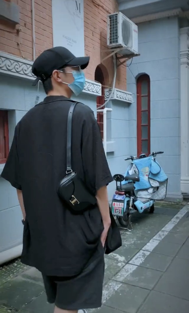 肖战逛街粉丝擦肩而过,咖啡店人数爆满!老板感慨顶级流量名不虚传