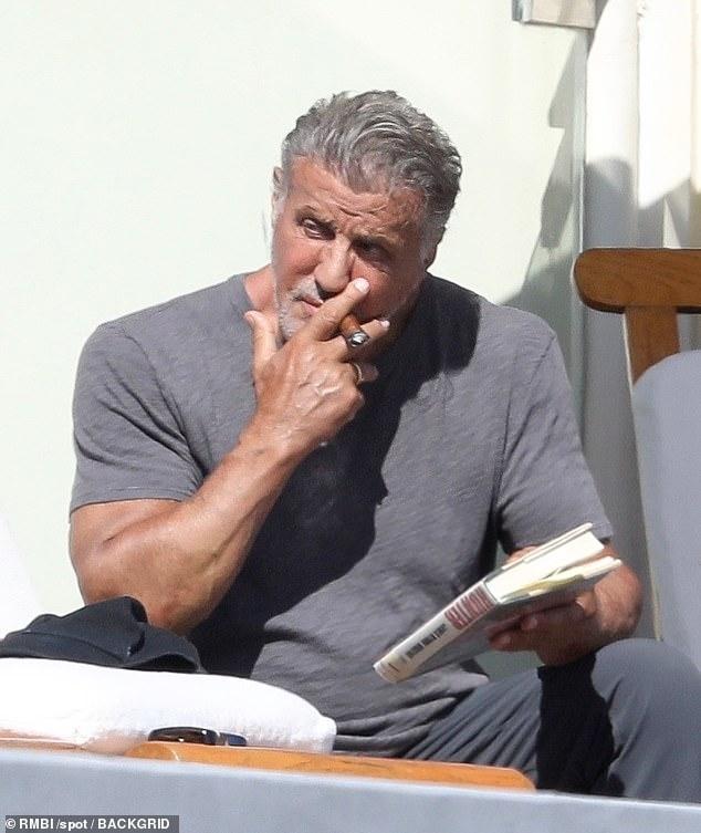 兰博已不在74岁史泰龙挺啤酒肚逛海滩这肚子大的有多久没健身了