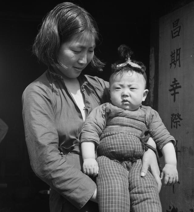 对联|中国第一副对联是谁写的？为何上至皇家，下至百姓都喜欢挂对联