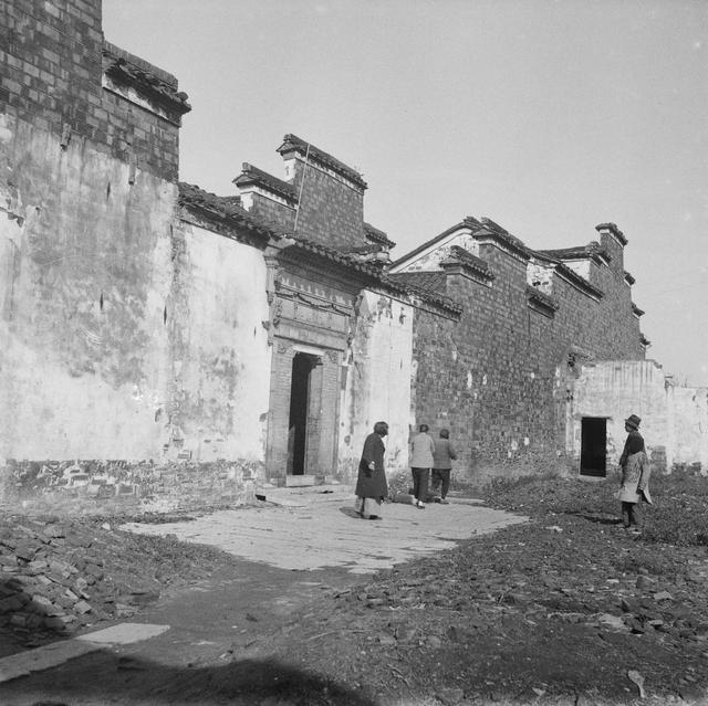 对联|中国第一副对联是谁写的？为何上至皇家，下至百姓都喜欢挂对联