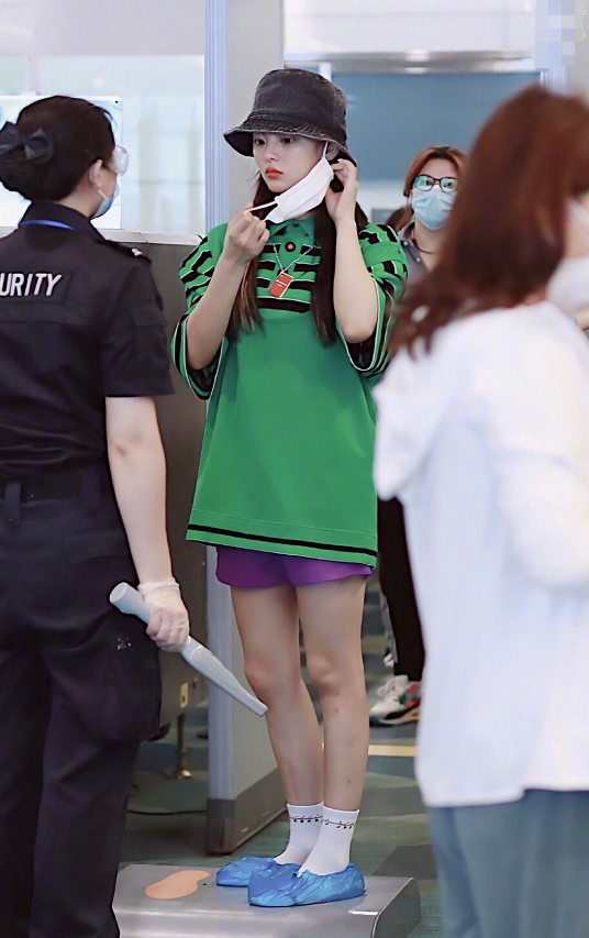 杨超越|杨超越首次出演古装剧，却与郑爽红衣撞造型：天然脸和网红脸区别