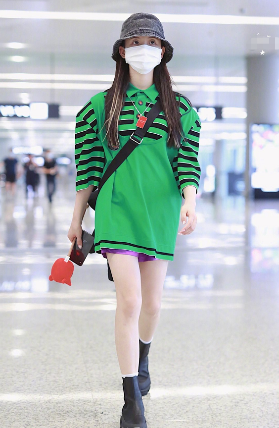 杨超越|杨超越首次出演古装剧，却与郑爽红衣撞造型：天然脸和网红脸区别