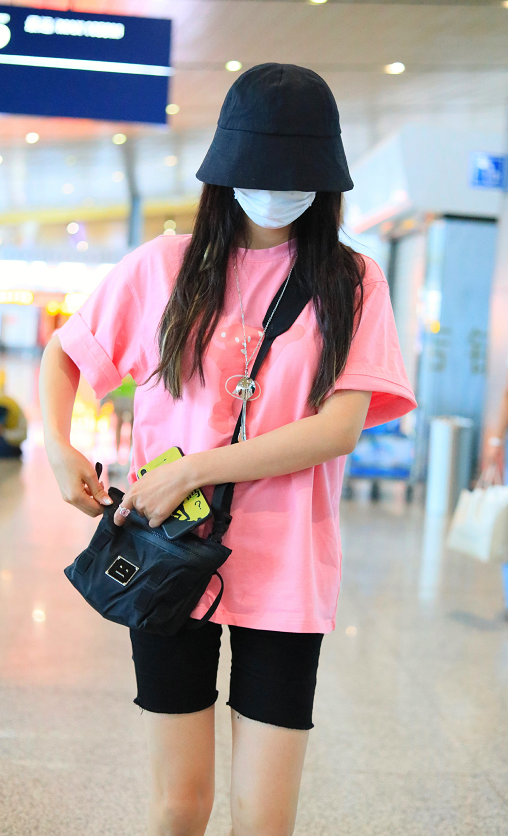 杨超越|杨超越首次出演古装剧，却与郑爽红衣撞造型：天然脸和网红脸区别