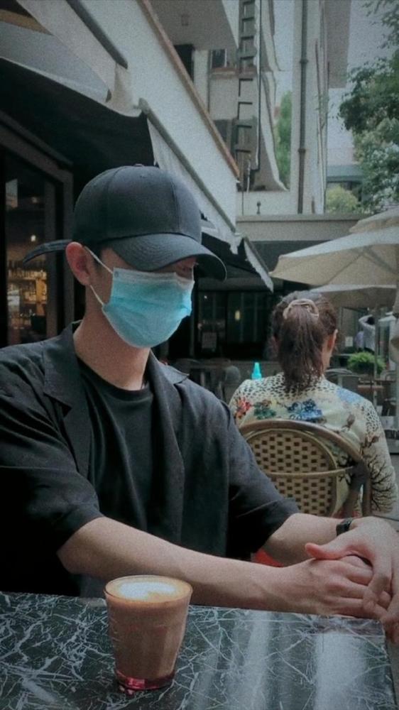 肖战|肖战让咖啡店变水族馆，拉花师傅表情超搞笑，粉丝按照他走过路线打卡好有爱