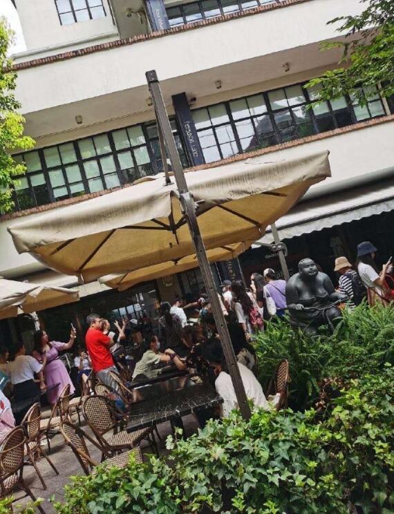 肖战|肖战让咖啡店变水族馆，拉花师傅表情超搞笑，粉丝按照他走过路线打卡好有爱