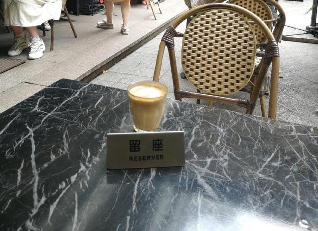 肖战|肖战让咖啡店变水族馆，拉花师傅表情超搞笑，粉丝按照他走过路线打卡好有爱