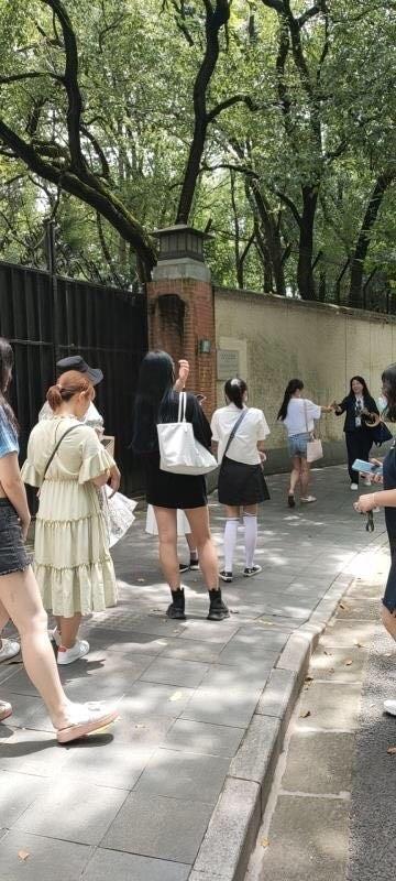 肖战|肖战让咖啡店变水族馆，拉花师傅表情超搞笑，粉丝按照他走过路线打卡好有爱