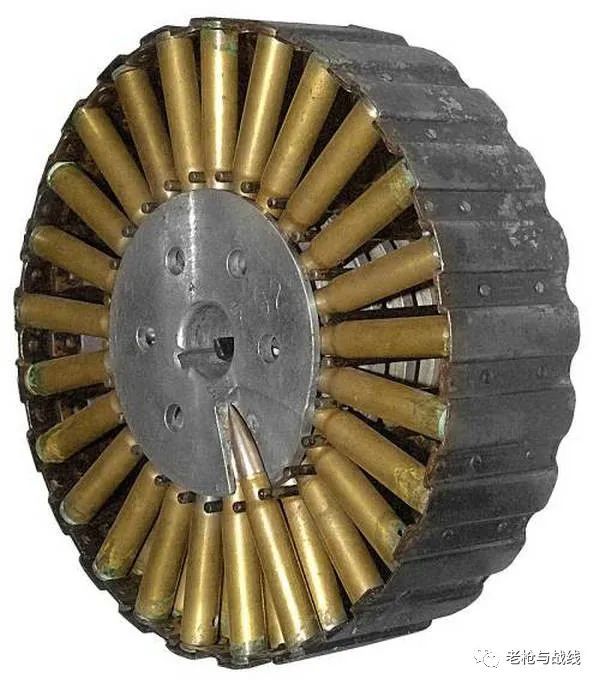 刘易斯机枪的97发弹盘,这个弹盘装的是7.