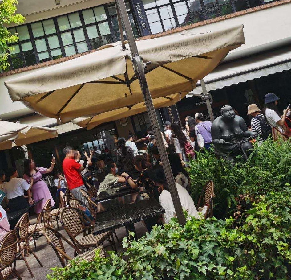 肖战|肖战带火咖啡店，老板感叹来了数百位明星才感受到顶流，拉花师却要疯了