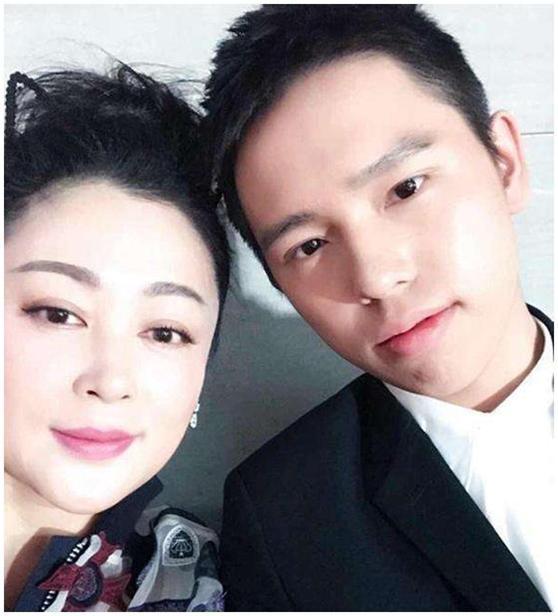 陈凯歌长子陈雨昂是何超欣好友颜值不输陈飞宇是美国总统校友