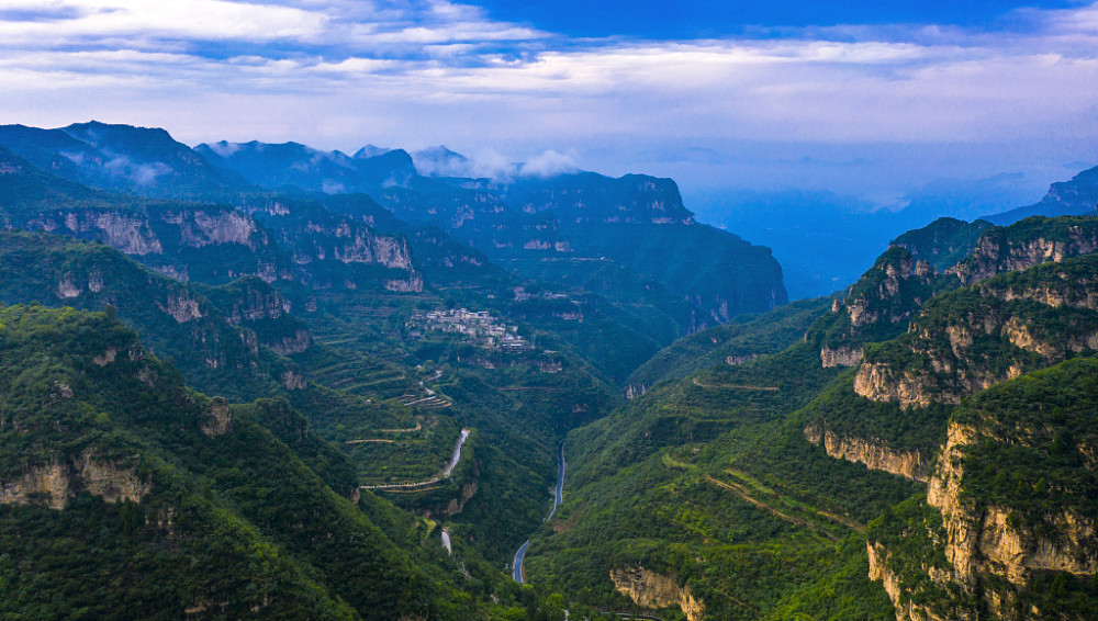 山西长治拍太行山大峡谷自然风光旅游区陡峭如立的山坡蜿蜒雄险的悬崖