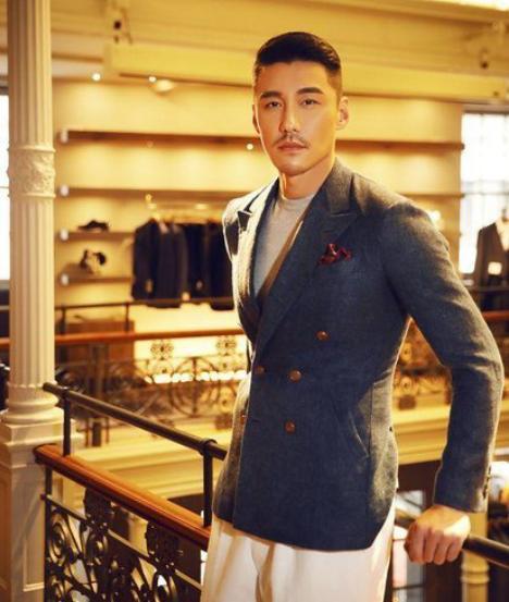 被誉为"中国第一男模" 因长相帅气被富婆看中,现在49岁活成这样!