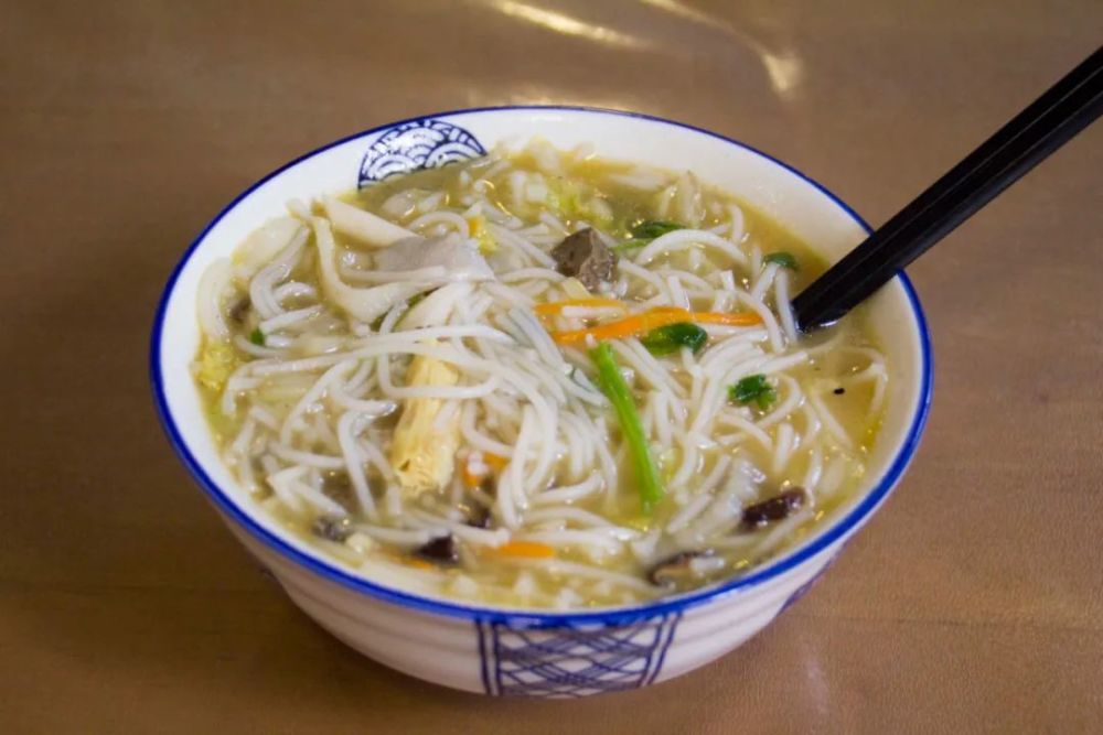 煮粉干 0615夹起一筷子,粉干绵软得容易溜回碗里,而香菇,胡萝卜丝