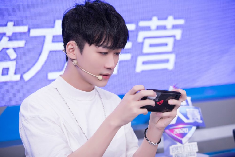 虎牙“吃鸡”巅峰杯拉来三百多个吃鸡主播PK，不求人柯南赫然在列