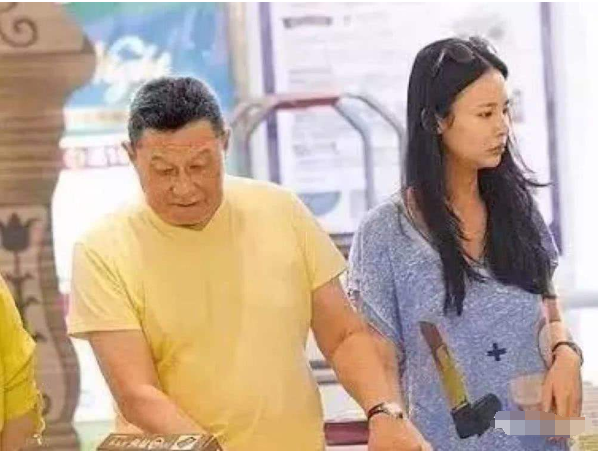 孙芸芸之母何念慈:不堪忍受丈夫出轨而