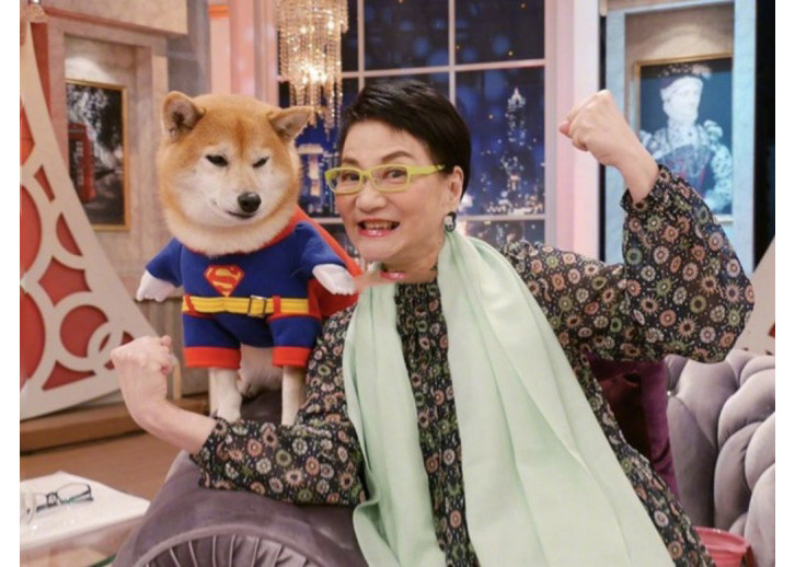 庾澄庆|庾澄庆夫妇罕见合体为恩师庆生，张嘉欣美得发光，婚姻一定很幸福