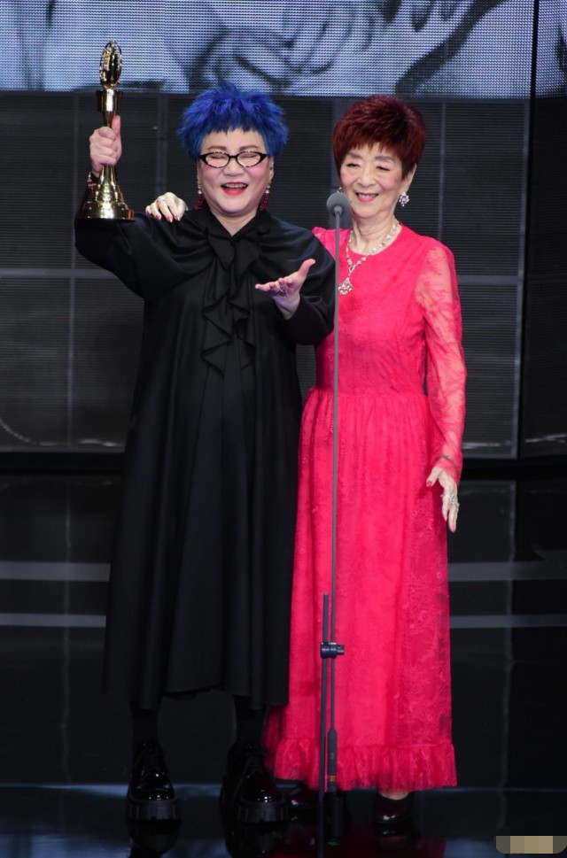 庾澄庆|庾澄庆夫妇罕见合体为恩师庆生，张嘉欣美得发光，婚姻一定很幸福