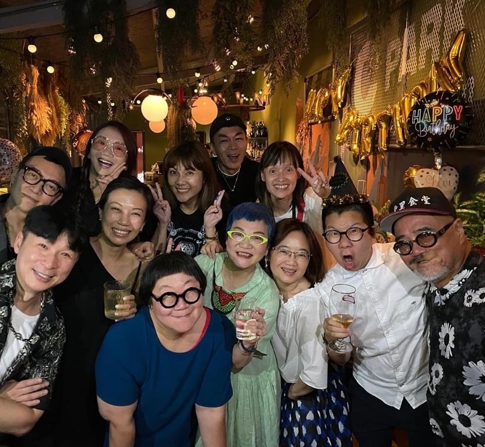 庾澄庆|庾澄庆夫妇罕见合体为恩师庆生，张嘉欣美得发光，婚姻一定很幸福