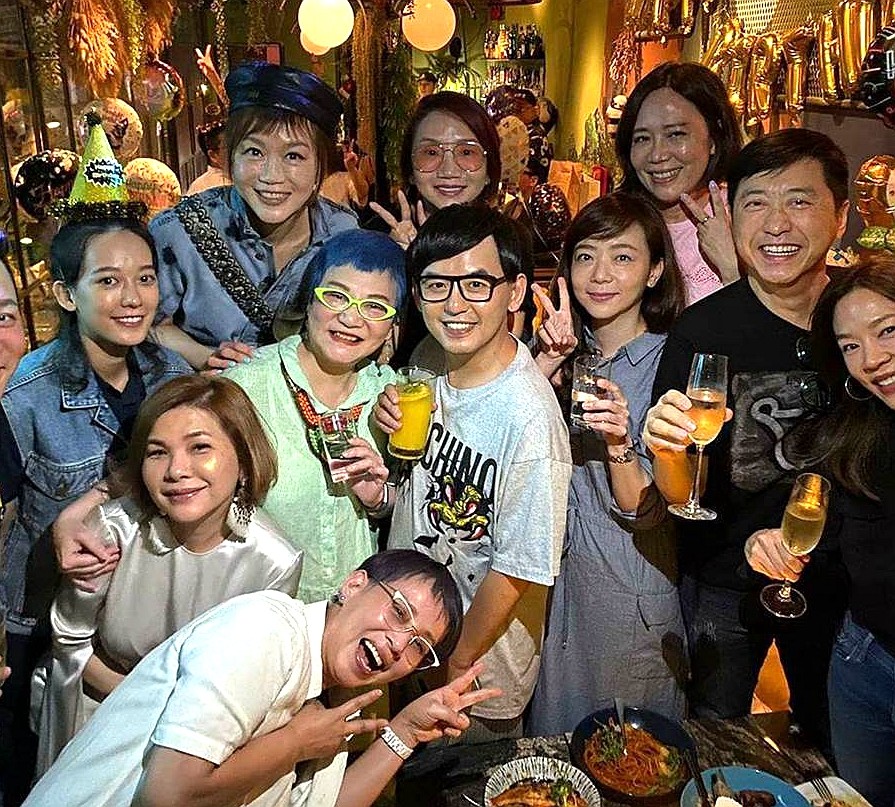 庾澄庆|庾澄庆夫妇罕见合体为恩师庆生，张嘉欣美得发光，婚姻一定很幸福