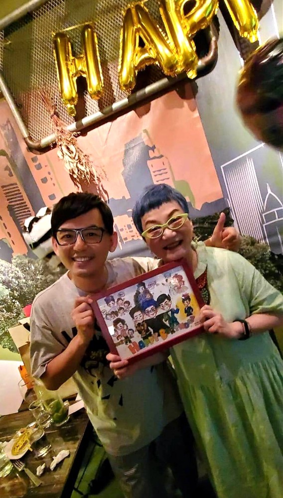 庾澄庆|庾澄庆夫妇罕见合体为恩师庆生，张嘉欣美得发光，婚姻一定很幸福