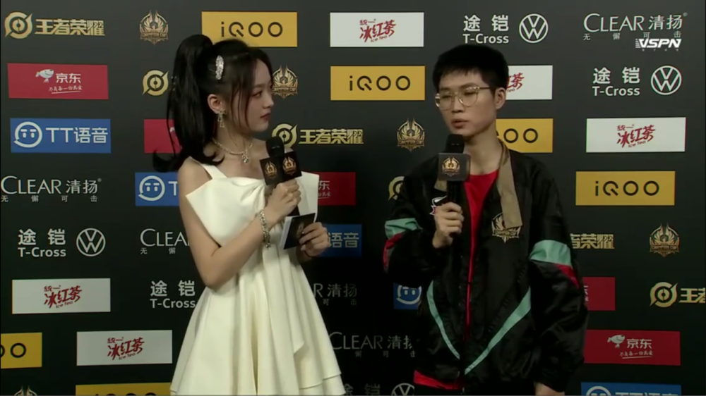 在dyg赢下比赛后,由久诚作为队伍代表接受了灵儿的采访.