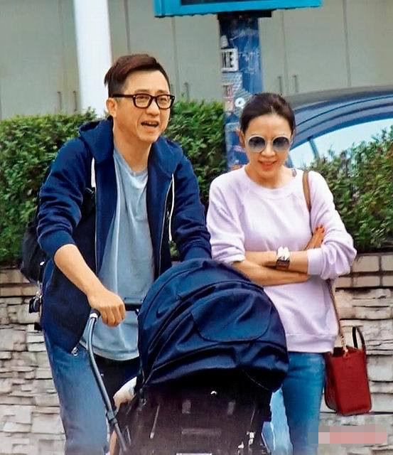 庾澄庆|庾澄庆夫妇罕见合体为恩师庆生，张嘉欣美得发光，婚姻一定很幸福