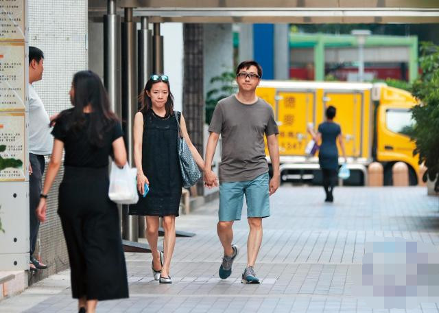 庾澄庆|庾澄庆夫妇罕见合体为恩师庆生，张嘉欣美得发光，婚姻一定很幸福