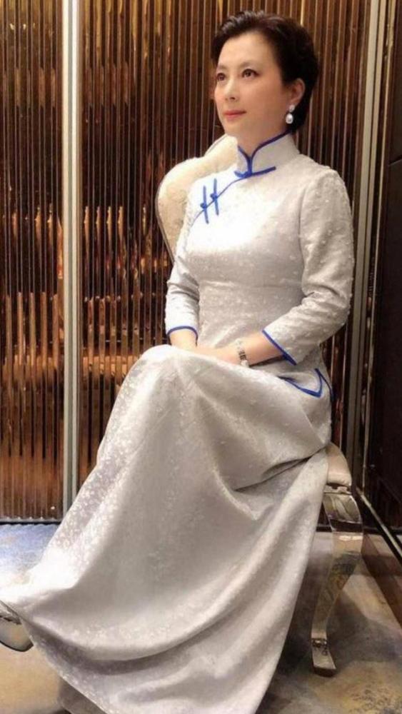 54岁李玲玉老了,穿大妈碎花裙气质也优雅,发际线却出卖真实年龄