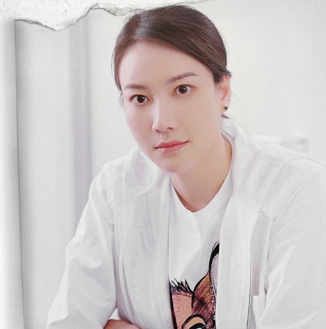 谢杏芳白t配马尾清爽出镜从非主流到好嫁风如今变事业女强人