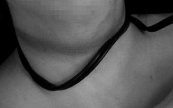 后藏|32岁单身母亲因没钱为3岁女儿治病，竟将其勒死后藏在壁橱里