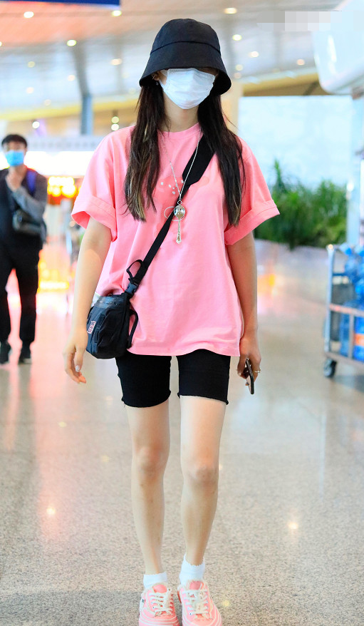 杨超越|杨超越首次出演古装剧，却与郑爽红衣撞造型：天然脸和网红脸区别