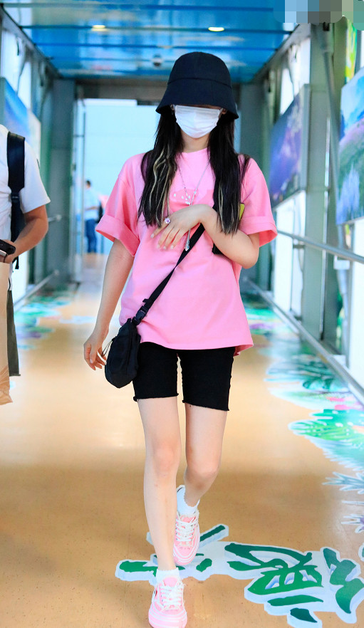 杨超越|杨超越首次出演古装剧，却与郑爽红衣撞造型：天然脸和网红脸区别