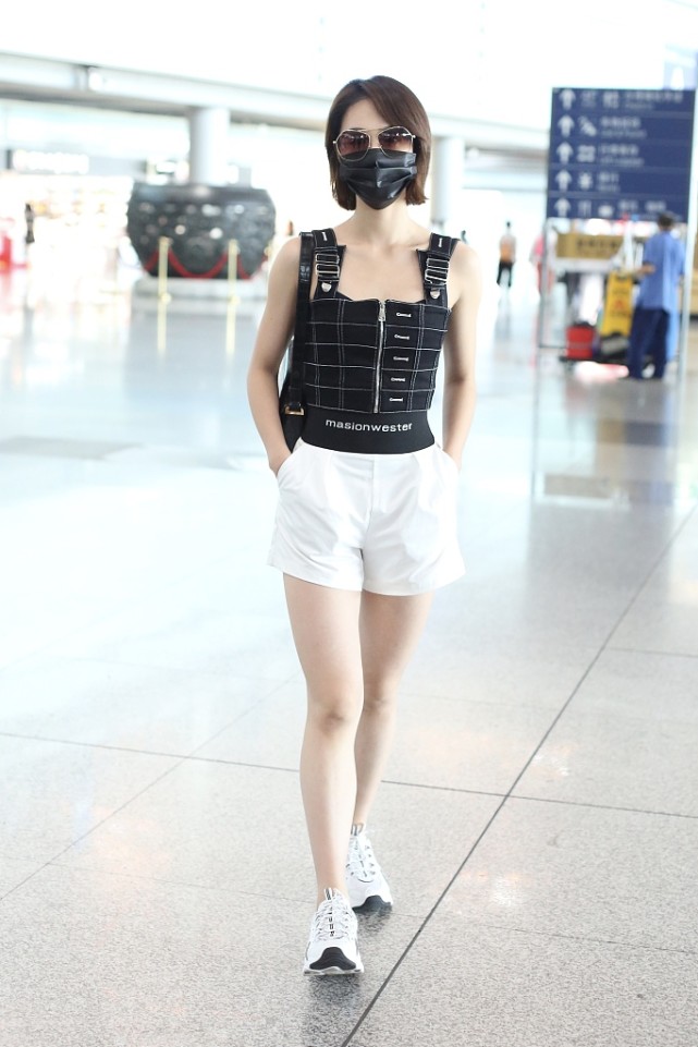 蓝盈莹黑超遮面穿热裤秀美腿机场跳舞与自己广告牌合影