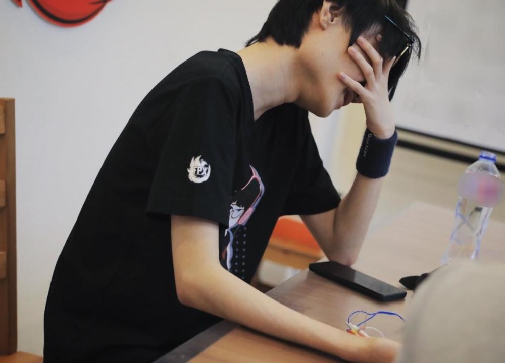 本赛季fpx官博也是放出了多张小天赛后进行手部针