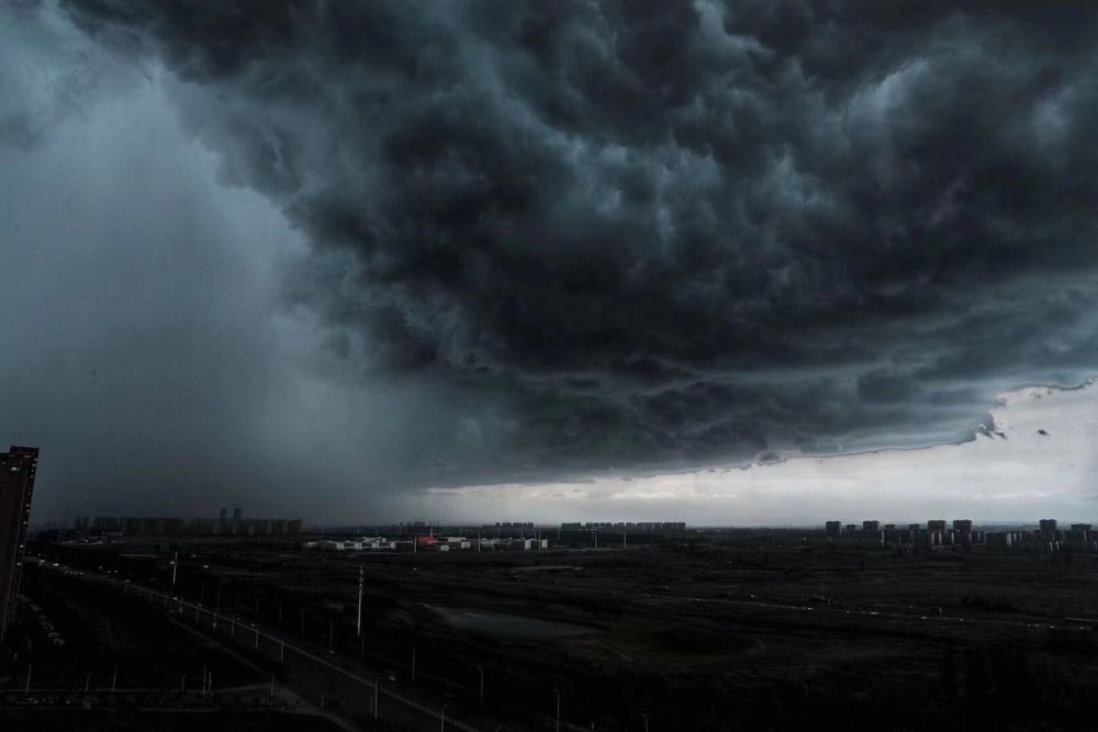 宁夏|震撼！宁夏银川出现黑云压城，分析：是北方最大“坏雨”的开始