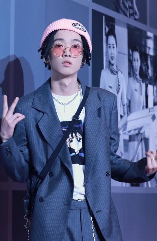 还有同是说唱歌手的你的男孩tt,以前tt是这样的.