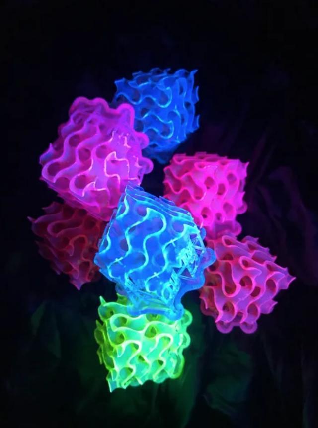 科学家创造出令人难以置信的明亮荧光物体