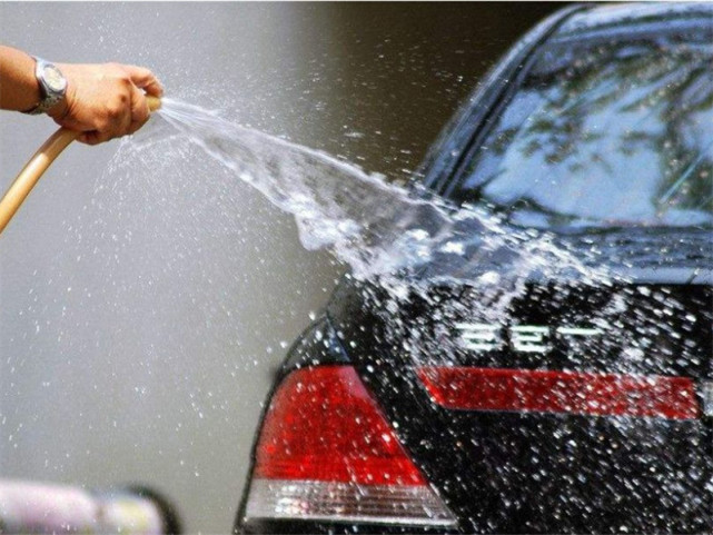 为啥老司机不建议自己洗车？内行：还不是因为“3不要1不停”！