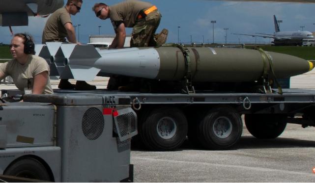 关岛的b-1b挂载gbu-38炸弹