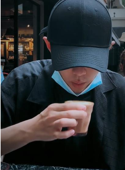 肖战|肖战逛街视频一出，包包断货，咖啡店火爆，普通销售拍马也赶不上